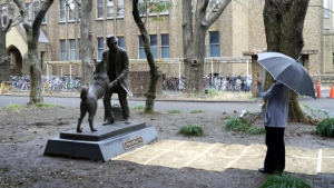 La statua di Hachiko felice, finalmente assieme al suo padrone