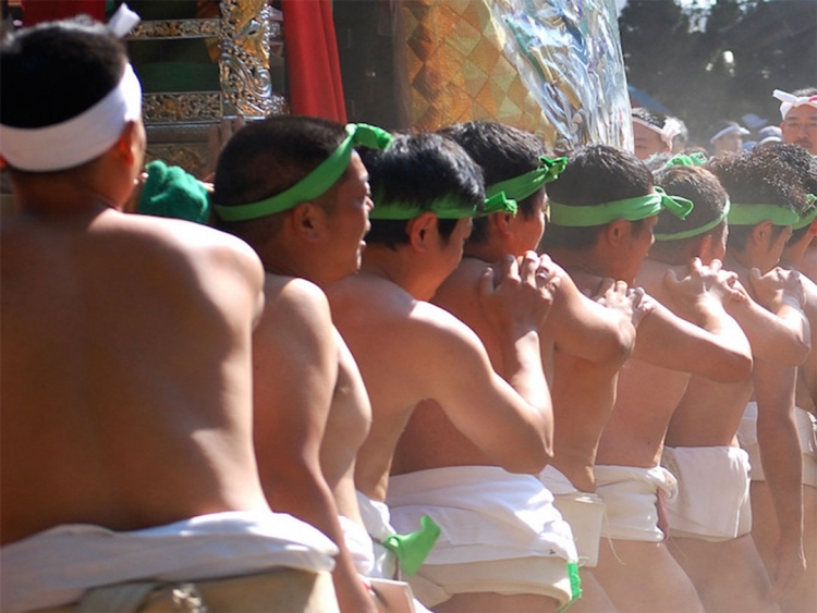Tra usanze e pratiche tradizionali che sono rimaste ancora oggi, c'è quella di indossare degli abbigliamenti specifici durante le festività.
