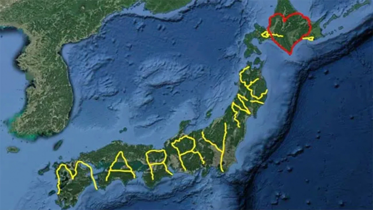 Uomo giapponese viaggia per 7000 km per creare la scritta 'sposami'