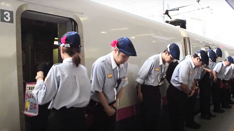 Ecco come viene pulito un'intero treno giapponese Shinkansen