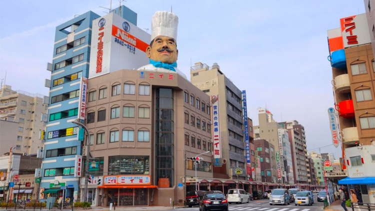 10 incredibili mostri giganti che si possono incontrare a spasso per Tokyo