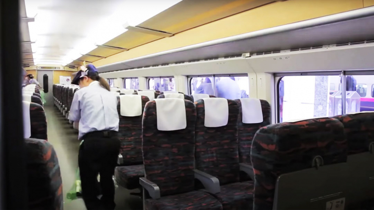 Ecco come viene pulito un'intero treno giapponese Shinkansen