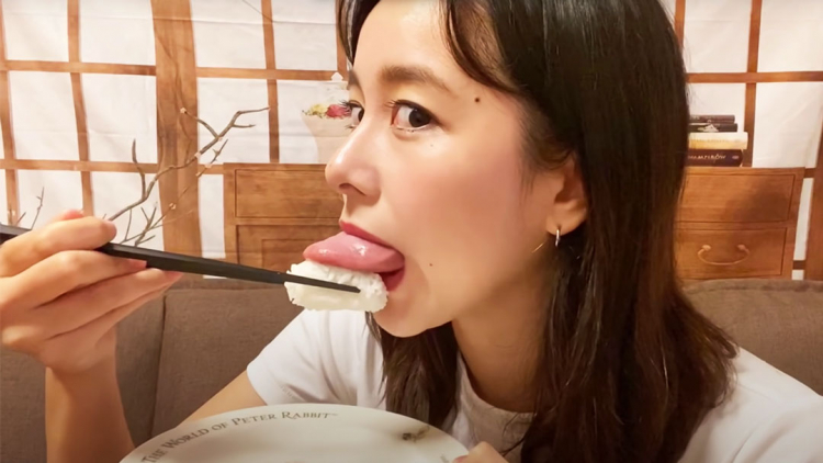 La ex-idol giapponese Michaela Wako Sato è la donna con la lingua più lunga