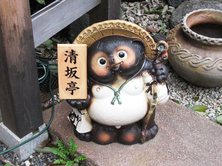 Anziano giapponese arrestato per aver rubato quasi 50 statue di Tanuki