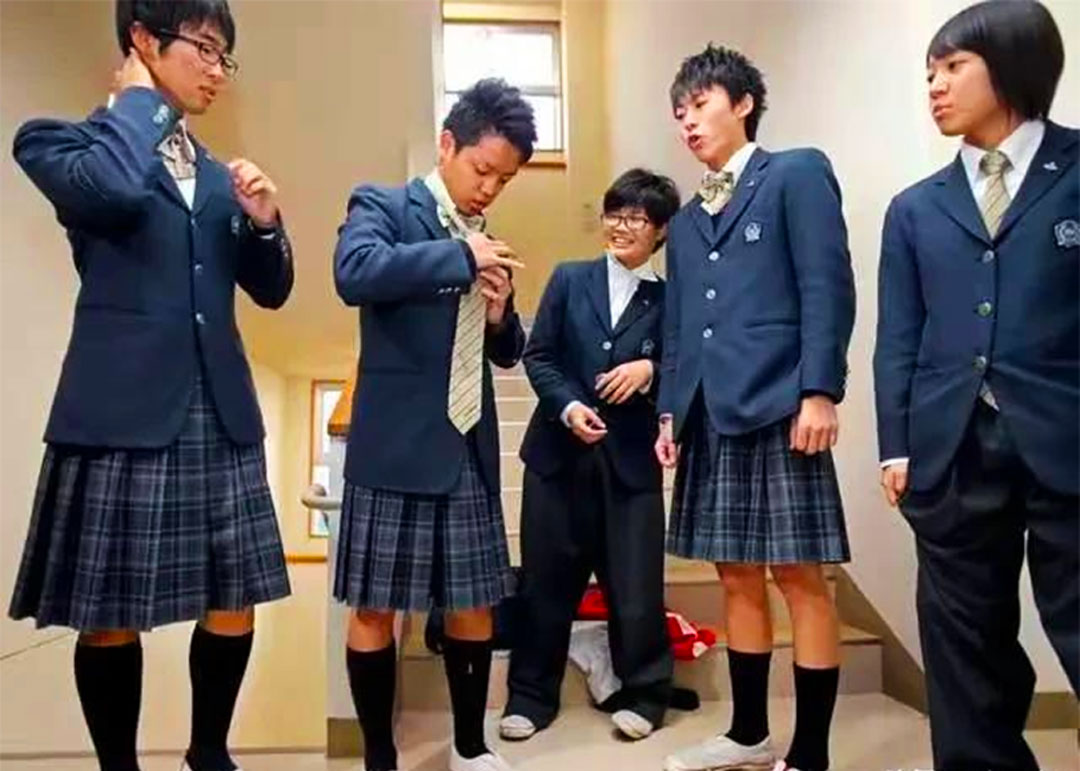Liceo giapponese aggiunge alle uniformi l'opzione della gonna-pantalone
