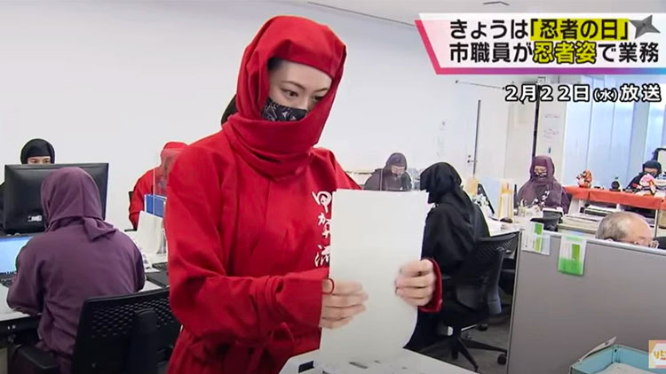 In Giappone gli impiegati del municipio si trasformano in ninja per il Ninja Day