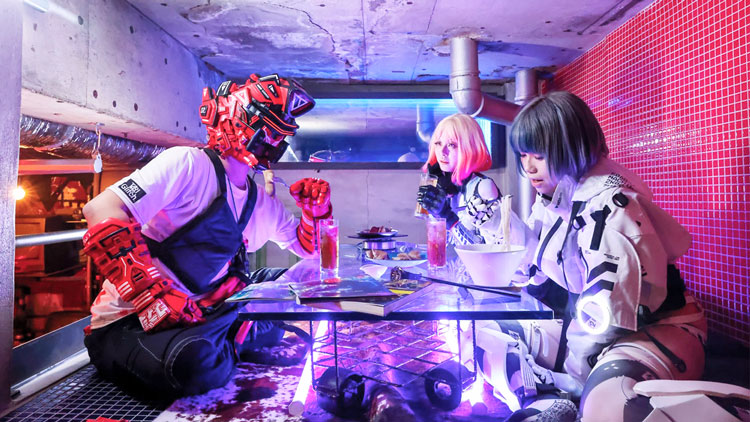 Nuovo locale cyberpunk a Tokyo serve cibo idroponico e bevande post-apocalittiche