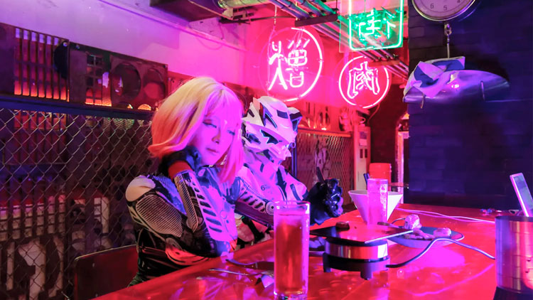 Nuovo locale cyberpunk a Tokyo serve cibo idroponico e bevande post-apocalittiche