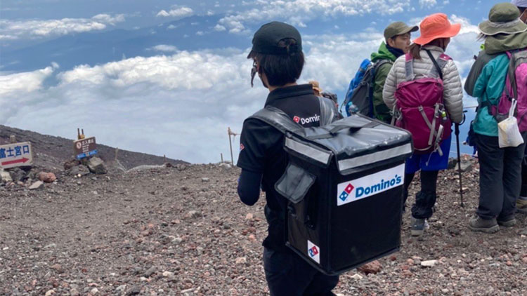 Fattorino giapponese scala davvero il Monte Fuji in 6 ore per consegnare una pizza?