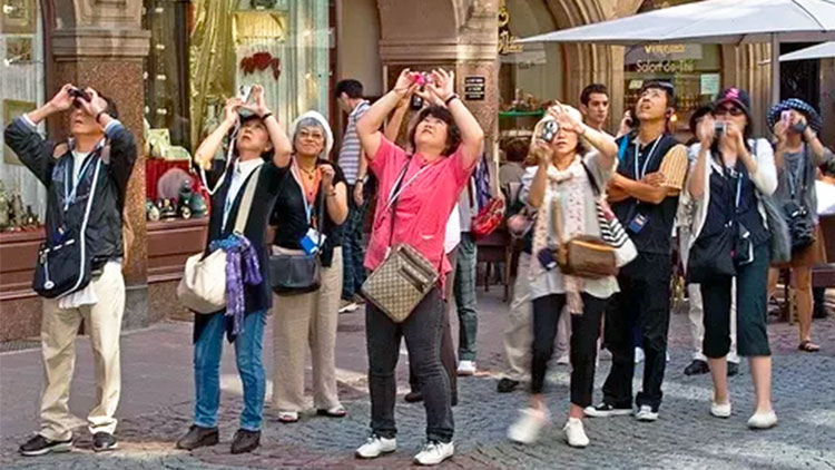 I turisti stranieri in Giappone superano per la prima volta i livelli pre-pandemici