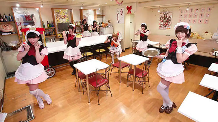Cosa sono e cosa succede nei Maid Café giapponesi