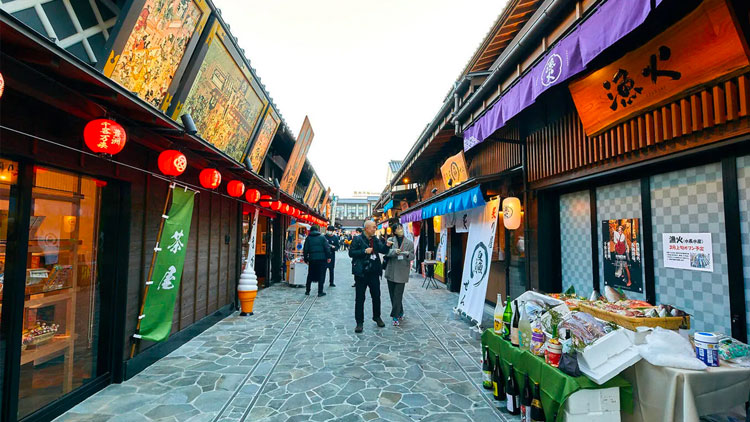 Sushi e Onsen: aperto a Tokyo il mega complesso con cibo e terme del periodo Edo