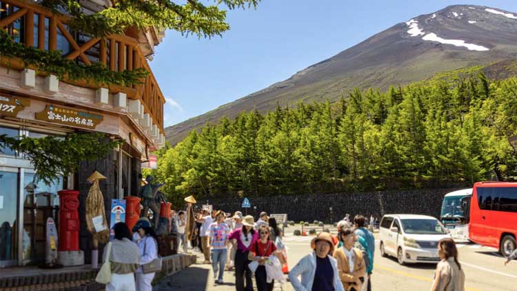 Installato un cancello sul sentiero principale per il Monte Fuji