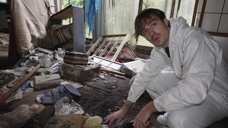 YouTuber francese entra illegalmente in una casa a Fukushima