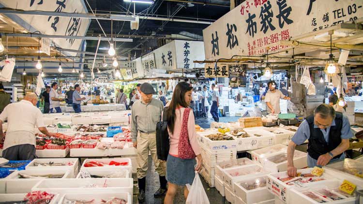 Il mercato del pesce di Tsukiji a Tokyo chiede lo stop ai visitatori